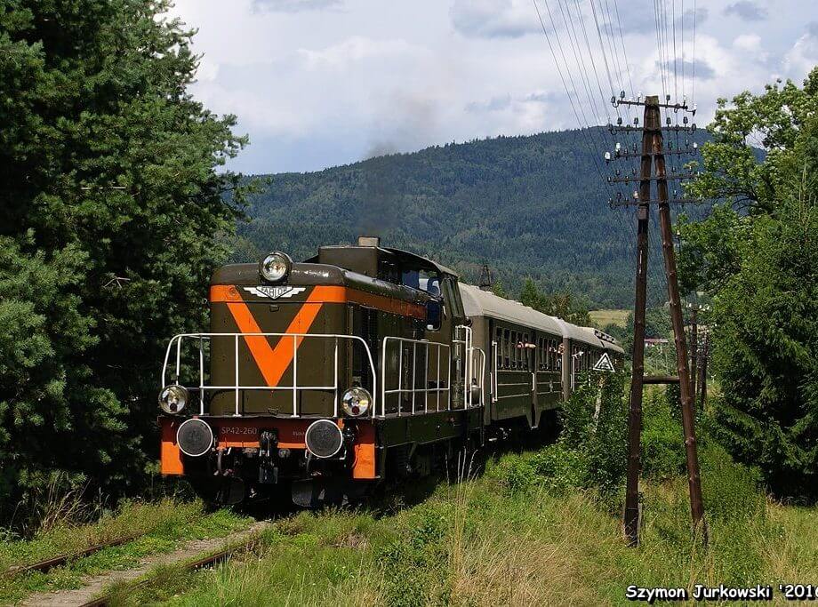 SP42-260+wagony "ryflaki" z pociągiem "Transwersalny". 31.07.2016. Fot.: Szymon Jurkowski