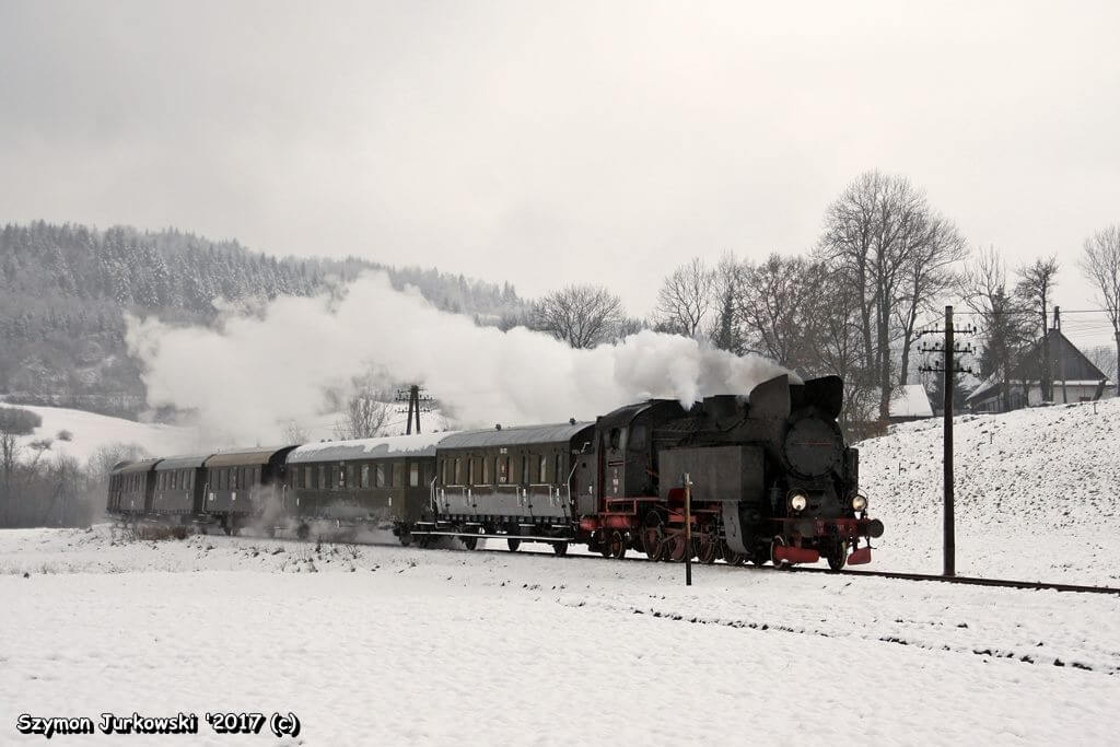 TKt48-191 i zimowy pociąg retro